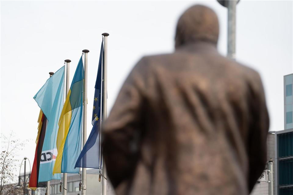 In Sichtweite der CDU-Flagge - die Walter-Lübcke-Statue.Markus Lenhardt/dpa