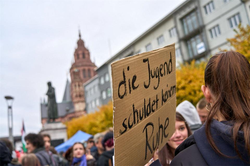 In Sichtweite zum Dom wurde gegen Sparmaßnahmen in der Bildungspolitik und für Belange junger Menschen demonstriert. Sascha Ditscher/dpa
