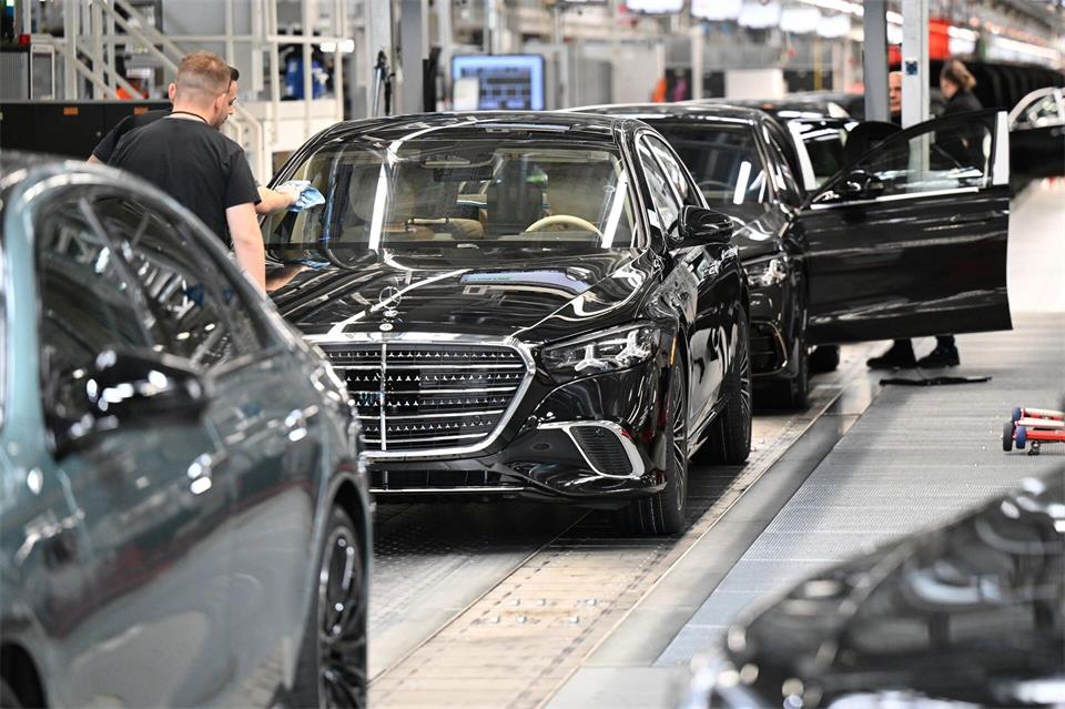 In Sindelfingen fertigt Mercedes-Benz seine sogenannten Top-End-Modelle - wie zum Beispiel die S-Klasse. (Archivbild)Bernd Weißbrod/dpa