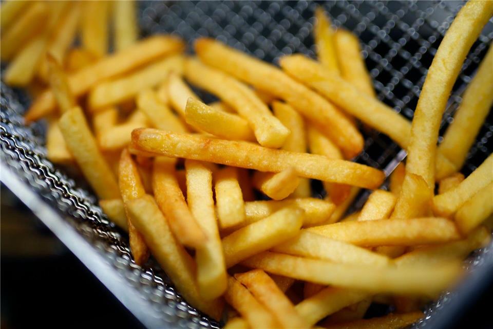 In Sindelfingen haben Unbekannte hunderte Liter altes Frittierfett gestohlen (Symbolbild)picture alliance / Ina Fassbender/dpa