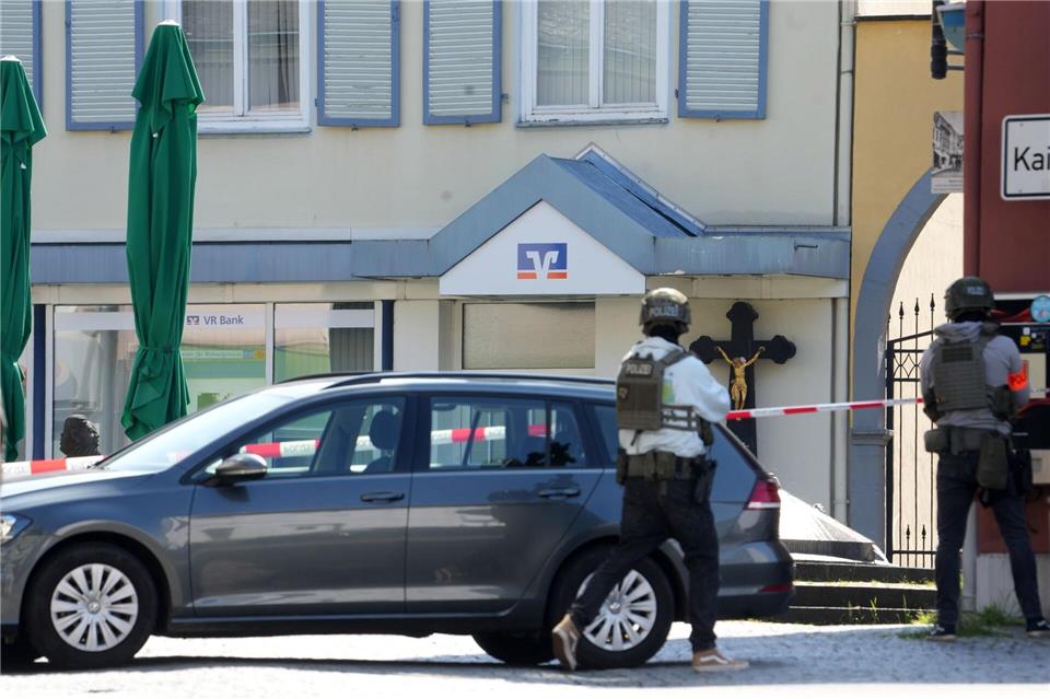 In Sinzig war die Polizei am Freitag von einer Geiselnahme in einer Bankfiliale ausgegangen. Thomas Frey/dpa