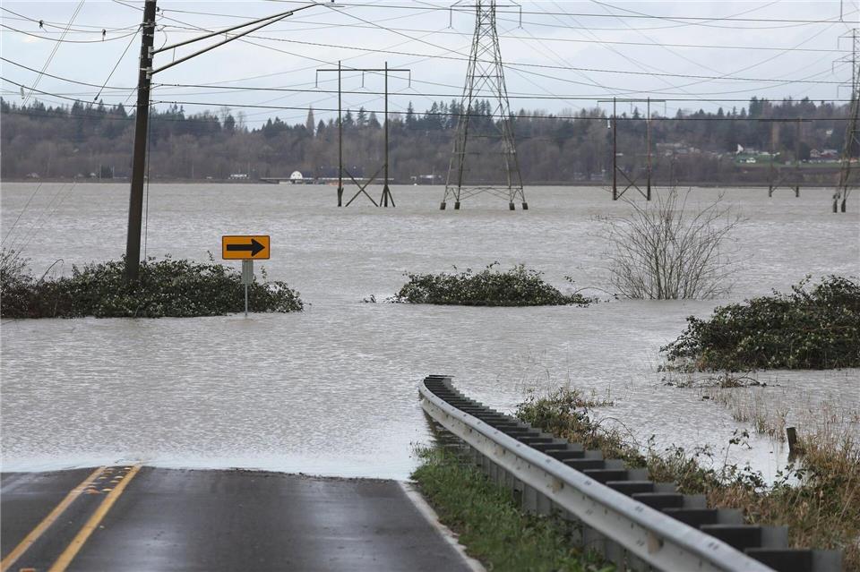 In Snohomish, im Bundesstaat Washington, steht eine Straße unter Wasser.Kevin Clark/The Seattle Times/AP/dpa