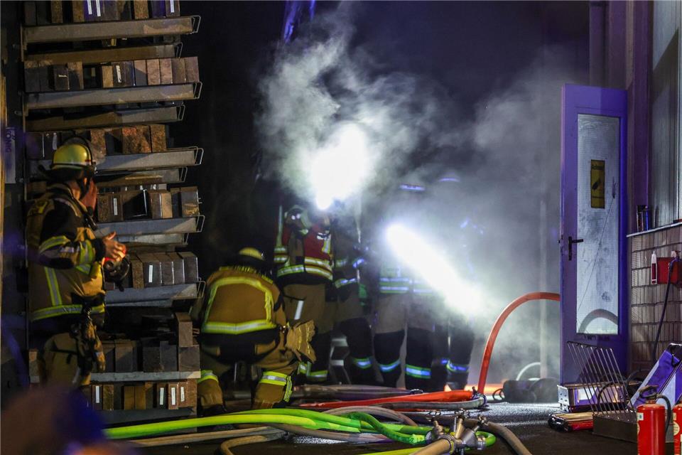In Solingen fingen in einer Lagerhalle etliche Holzpaletten Feuer.Christoph Reichwein/dpa