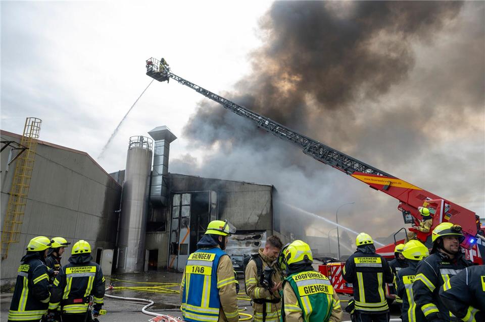 In Sontheim an der Brenz brennt es in einem Recyclingbetrieb. Stefan Puchner/dpa