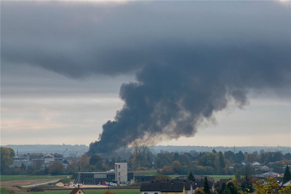In Sontheim an der Brenz ist in einem Recyclingbetrieb Feuer ausgebrochen.Stefan Puchner/dpa