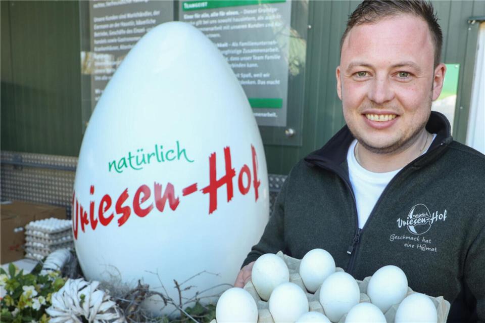Vriesen-Hof in Sorge: Vogelgrippe rückt näher In Sorge vor dem Vogelgrippe-Virus: Alexander Vriesen führt den Betrieb mit 180.000 Legehennen gemeinsam mit seinen Eltern.