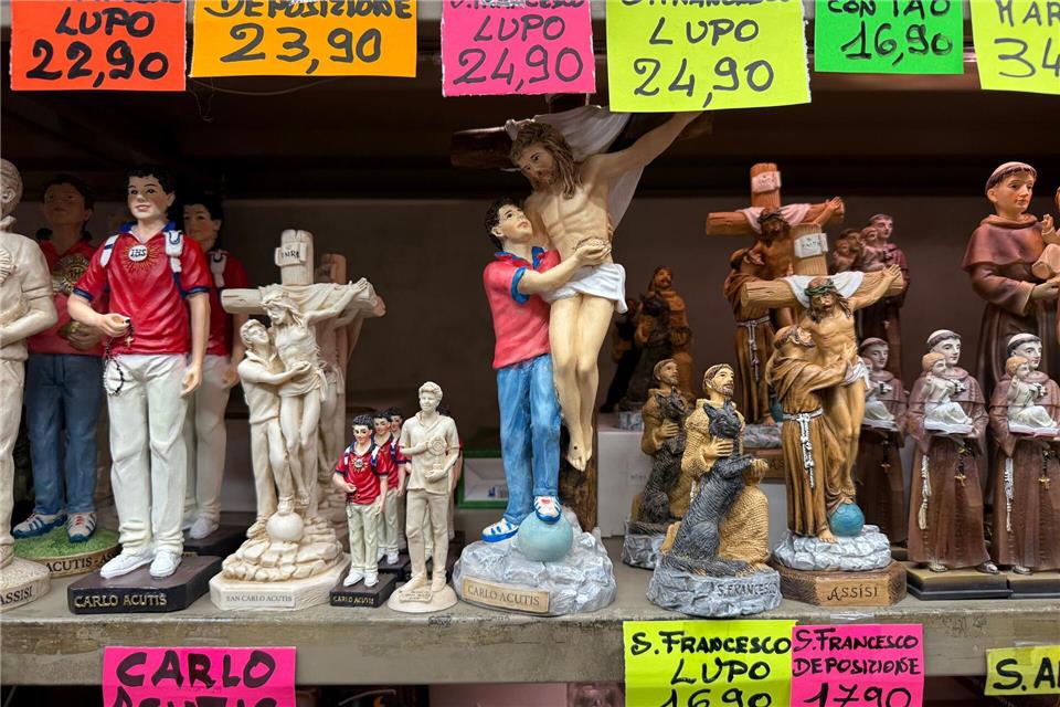 Der erste Internet-Heilige: Carlo Acutis In Souvenirshops werden Tonfiguren von Franz von Assisi und Carlo Acutis verkauft. (Archivbild)Christoph Sator/dpa
