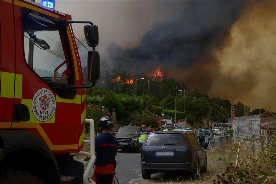 In Spanien gebe es derzeit insgesamt 14 größere aktive Feuer, sagte die Ministerin für Ökologischen Wandel, Sara Aagesen.Rosa Veiga/EUROPA PRESS/dpa