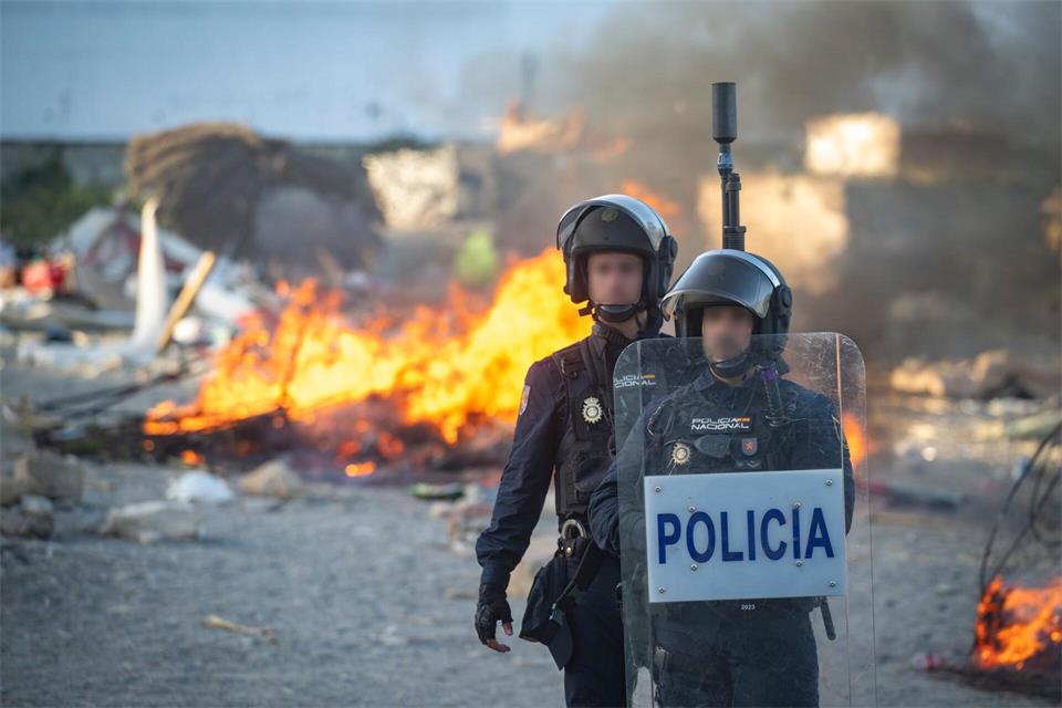 In Spaniens Nordafrika-Exklave Ceuta haben einheimische Demonstranten ein Migranten-Lager in Brand gesetzt.Marcos Moreno/EUROPA PRESS/dpa