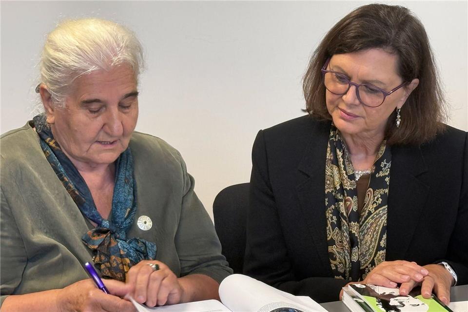 In Srebrenica gedachte Aigner des Massakers mit Tausenden Toten vor 31 Jahren.Christoph Trost/dpa