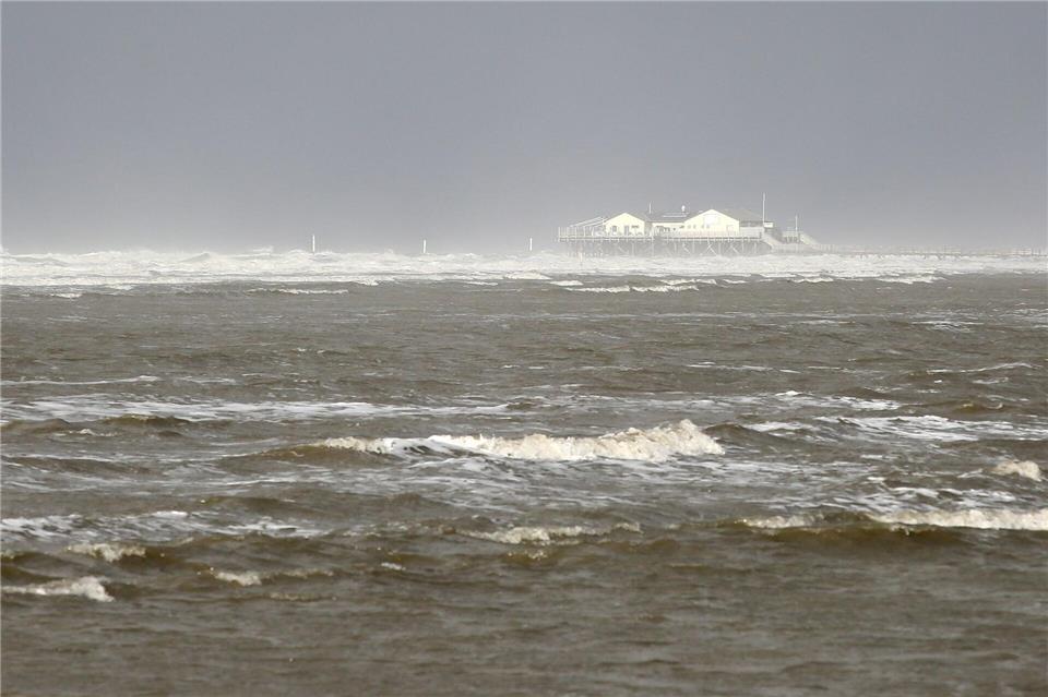 In St. Peter-Ording kann mit Blick auf die Nordsee sauniert werden. (Archivbild)Bodo Marks/dpa
