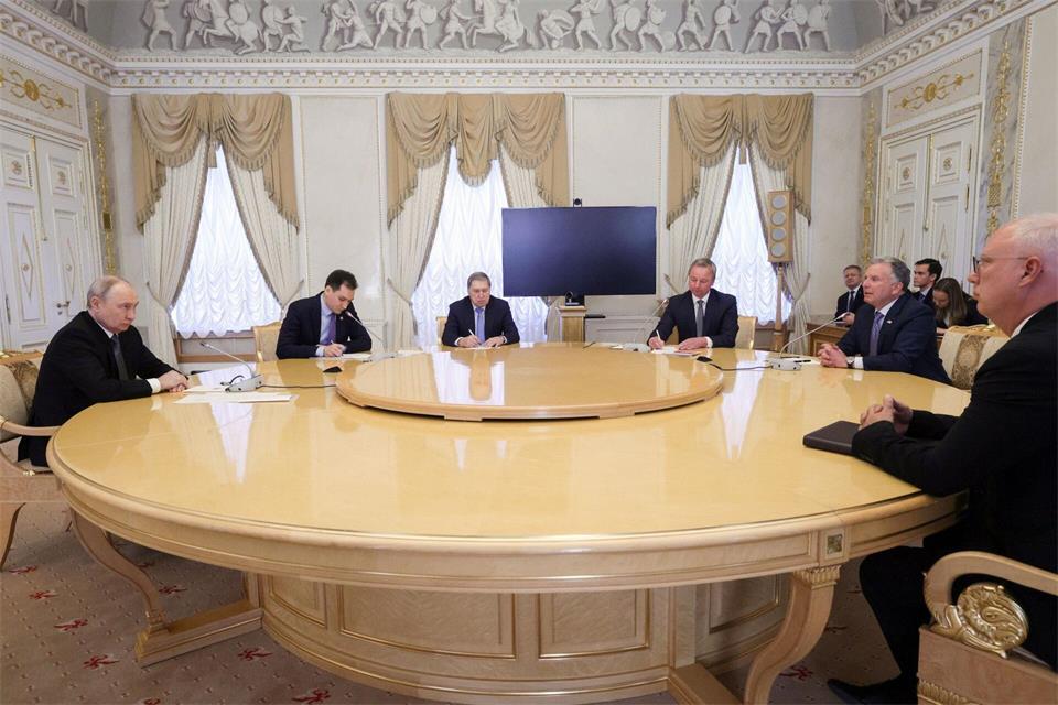In St. Petersburg gab es etwa dreistündige Gespräche über mögliche Auswege aus dem russischen Angriffskrieg gegen die Ukraine. Gavriil Grigorov/Pool Sputnik Kremlin/AP/dpa
