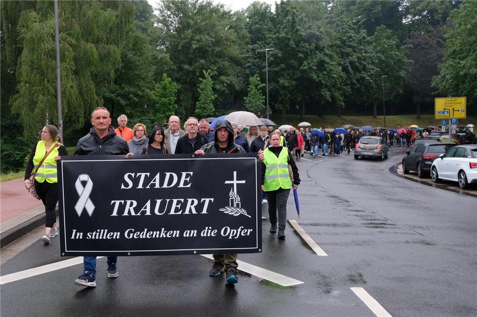 In Stade nahmen viele Menschen an einem Trauermarsch teil, um der Opfer in der Jugendhilfeeinrichtung zu gedenken.Carsten Neff/dpa
