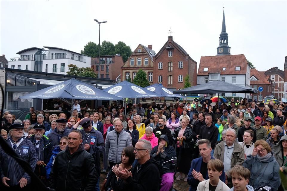 In Stade versammelten sich viele Menschen zu einem stillen Trauermarsch. Carsten Neff/dpa