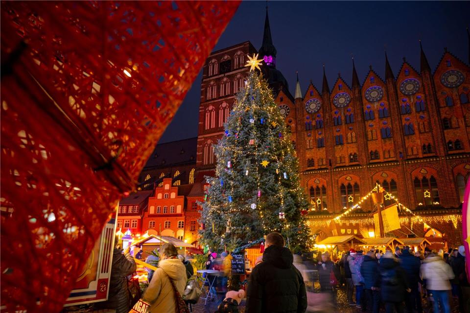 In Stralsund, Rostock, Wismar und Schwerin werden am Montag die diesjährigen Weihnachtsmärkte eröffnet. Neubrandenburg zieht am Dienstag nach, Greifswald am Donnerstag. (Archivbild)Stefan Sauer/dpa