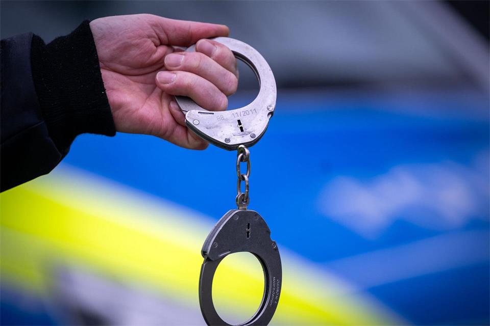In Stralsund entdecken Polizisten zufällig einen mutmaßlichen Einbrecher und nehmen ihn vorläufig fest. (Symbolbild)Soeren Stache/dpa