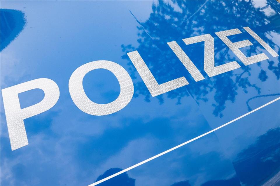 In Stralsund soll ein Mann einen Pfleger und einen Polizisten angegriffen haben. (Symbolbild)Boris Roessler/dpa