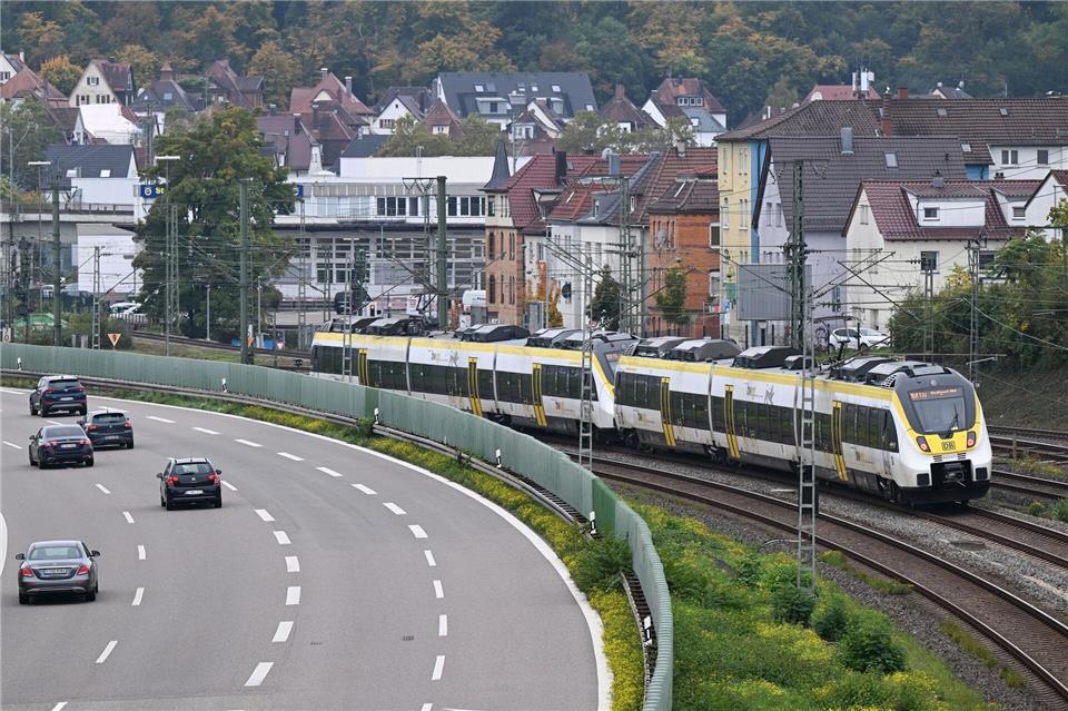 In Straßen, Brücken und Schienen sollen eine Milliarde Euro fließen. (Archivbild)Bernd Weißbrod/dpa