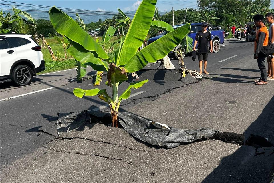 In Straßen taten sich große Risse auf.-/XinHua/dpa
