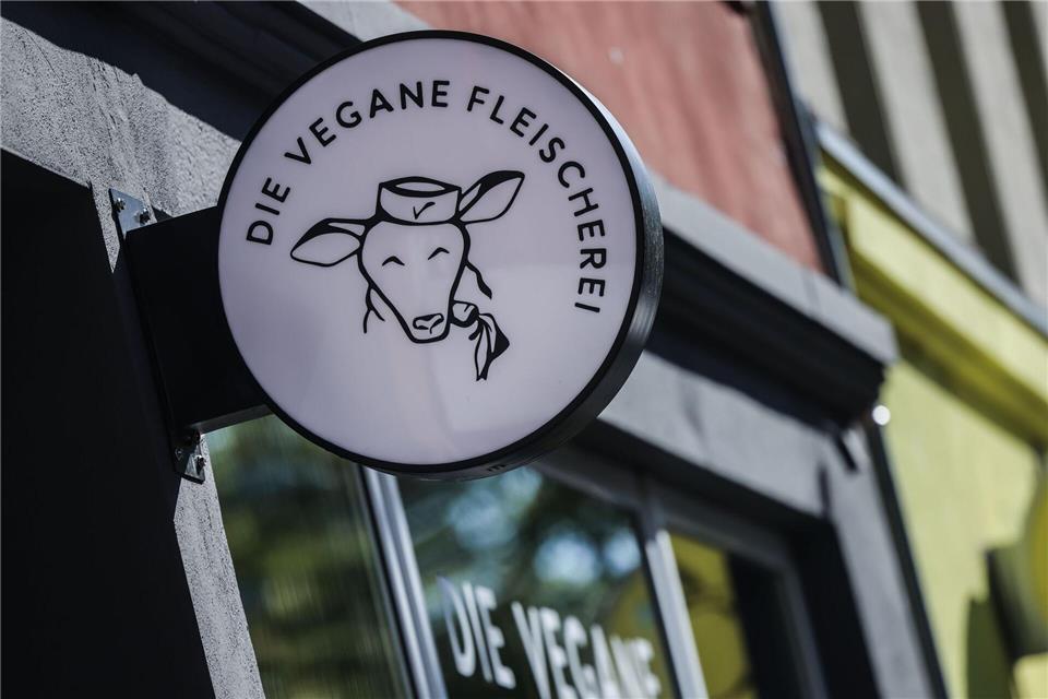 Wenn’s um die Wurst geht - EU-Streit ums vegane „Fleisch“ In Stuttgart eröffnet das Unternehmen „Die Vegane Fleischerei“ ihre erste baden-württembergische Filiale.(Archiv) Oliver Berg/dpa
