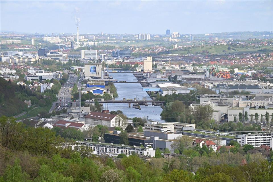 In Stuttgart sind Porsche und Mercedes-Benz oder auch Mahle beheimatet. (Archivbild)Bernd Weißbrod/dpa