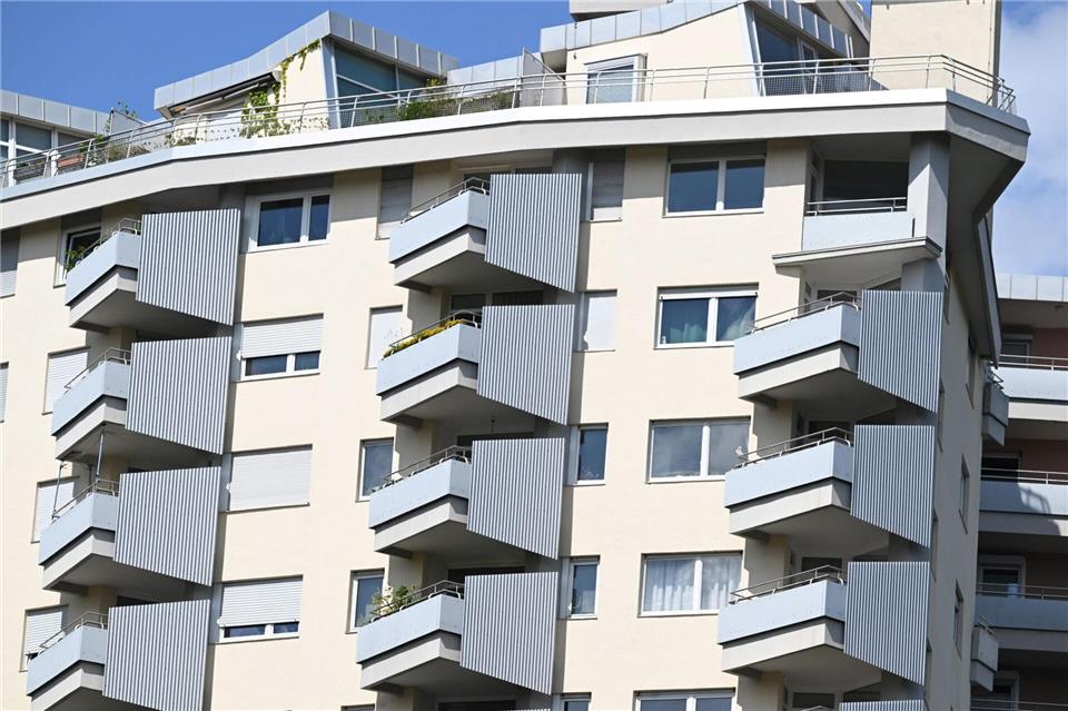 In Stuttgart sind Wohnimmobilienpreise vergleichsweise stark zurückgegangen. (Archivbild)Bernd Weißbrod/dpa