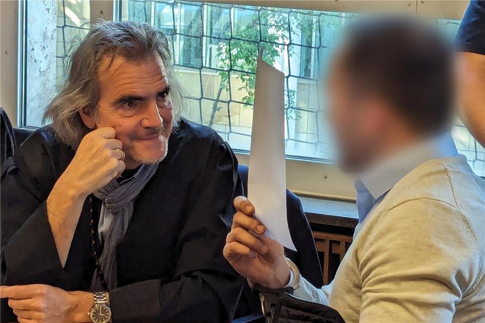 Polizei ermittelt in mehreren Städten zu Sprachtest-Betrug In Stuttgart standen 2024 insgesamt drei Brüder wegen Hunderter gefälschter Sprach- und Einbürgerungstests vor Gericht. Der erste Prozess betraf zwei Brüder. Der dritte Bruder hatte sich zunächst ins Ausland abgesetzt und wurde vom Landgericht Stuttgart später verurteilt. (Archivfoto)Martin Oversohl/dpa