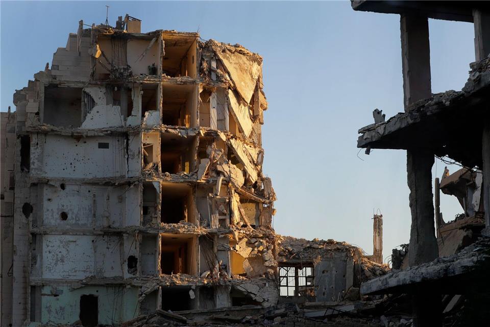 In Syriens langem Bürgerkrieg von 2011 bis 2024 sind viele Gebäude zerstört worden. Zurückkehrende Flüchtlinge könnten laut Hessens Innenminister Roman Poseck (CDU) beim Wiederaufbau helfen. (Archivbild)Sergei Grits/AP/dpa