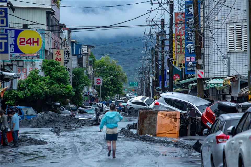 In Taiwan lief ein Staudamm über, was zu schweren Schäden und Todesopfern führte. Cheng-Chia Huang/ZUMA Press Wire/dpa