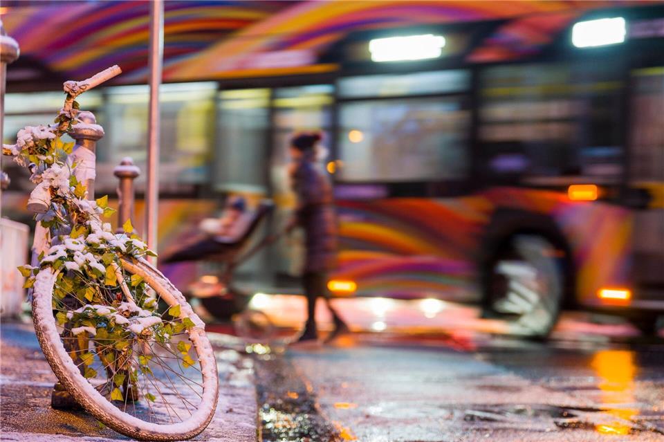 In Teilen Hessens müssen Fahrgäste mit Ausfällen und Verspätungen im öffentlichen Nahverkehr rechnen. (Symbolbild)Andreas Arnold/dpa
