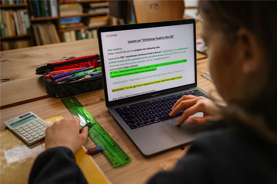 In Teilen Schleswig-Holsteins fällt am Freitag wegen des erwarteten Schneefalls die Schule aus. (Symbolbild)Ulrich Perrey/dpa