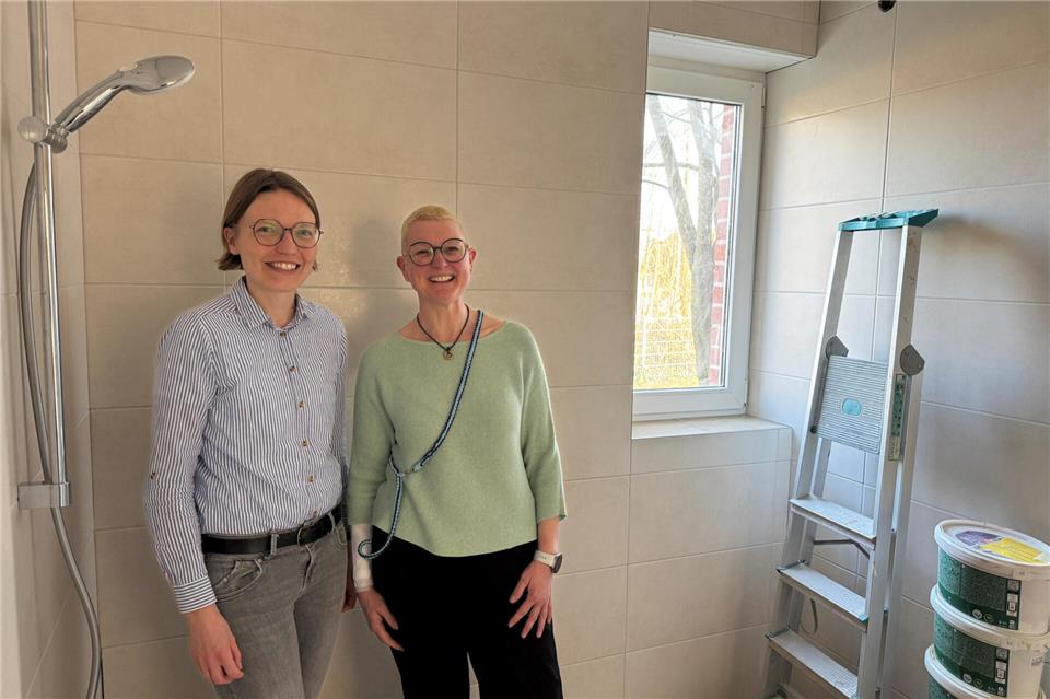 In Teilen des Erdgeschosses wird derzeit gebaut. Unter anderem wird dieses Bad saniert, zeigen Karin Benning (links) und Anja Schöneberg.