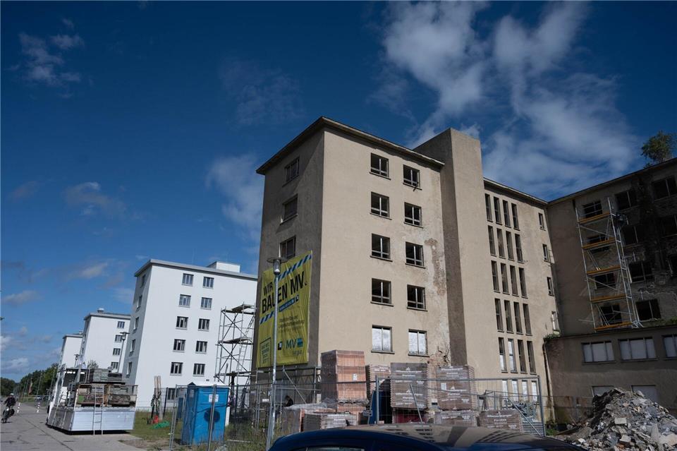 Standort für Doku-Zentrum Prora „nicht abschließend geklärt“ In Teilen von Block V der Anlage in Prora plant das Land einen neuen Lernort zur Geschichte Proras. Dazu hat das Land die Gebäudeteile gekauft. Es gibt aber bislang weder Sanierungsarbeiten noch einen Zeitplan.Stefan Sauer/dpa