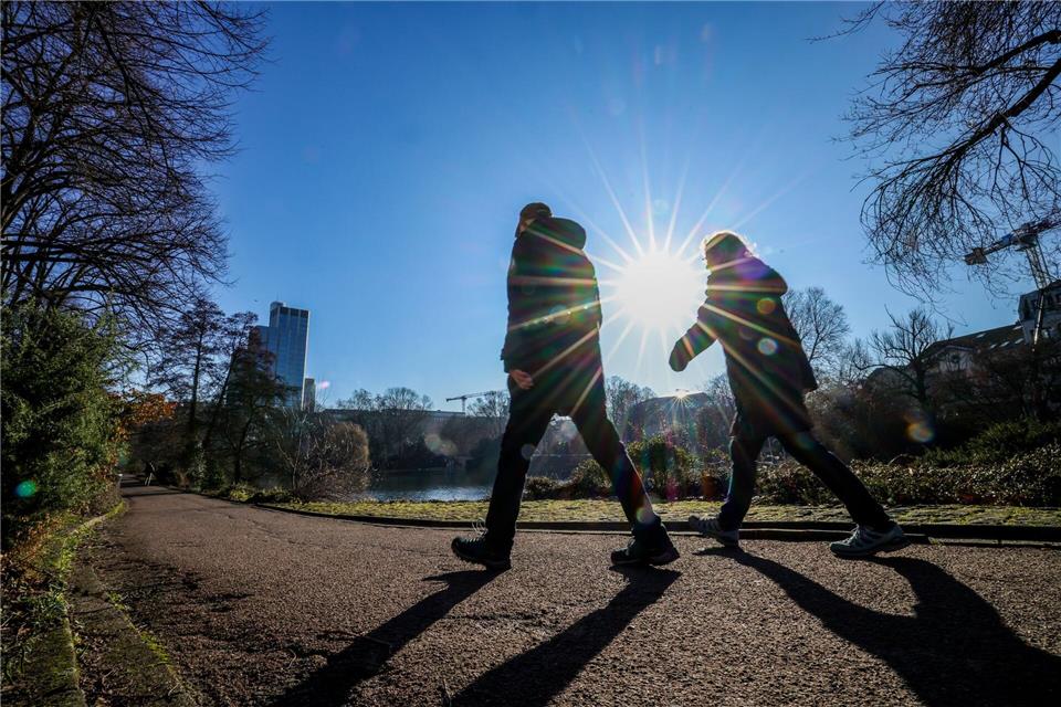 In Teilen von NRW kann es sonnig und mild werden.Christoph Reichwein/dpa