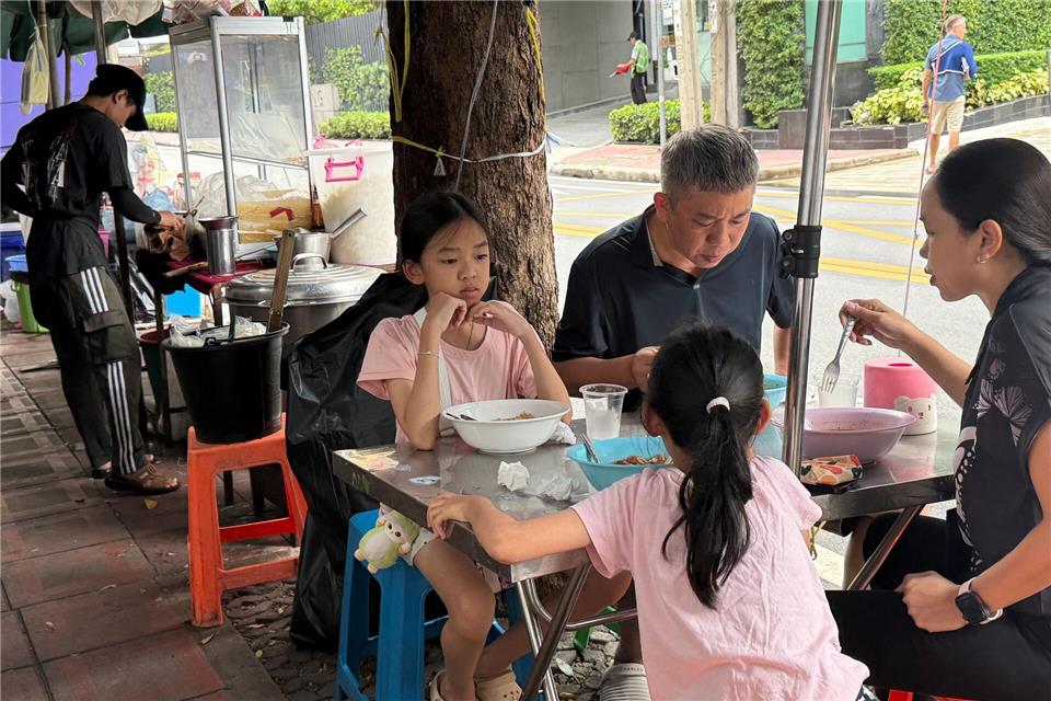 In Thailand nehmen die Menschen ihr Frühstück gerne im Freien ein, meist in einfachen Garküchen.Carola Frentzen/dpa