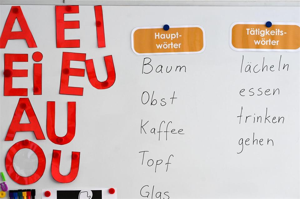 In Thüringen besuchten mehr als 500 Menschen im vergangenen Jahr einen Alphabetisierungskurs. (Symbolbild)Jens Kalaene/dpa
