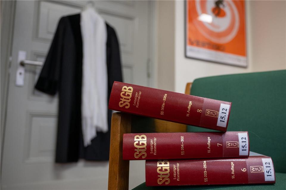 In Thüringen gehen in den nächsten zehn Jahren 369 Richter und Staatsanwälte regulär in den Ruhestand. (Symbolbild)Monika Skolimowska/dpa
