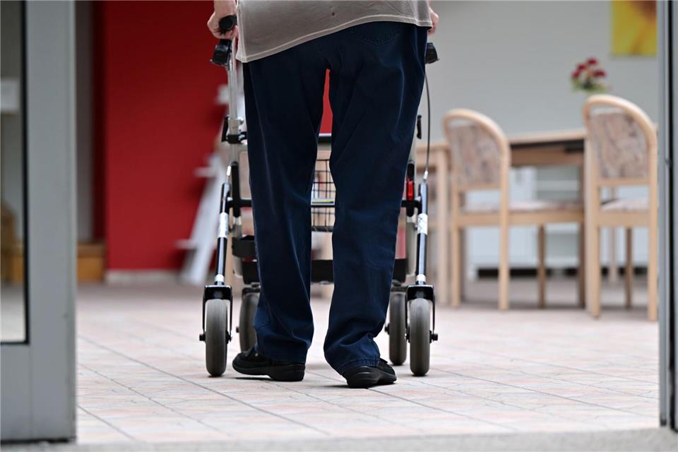 In Thüringen macht sich der demografische Wandel immer stärker bemerkbar. Die Bevölkerungszahl soll Prognosen zufolge immer weiter sinken. (Symbolbild)Martin Schutt/dpa