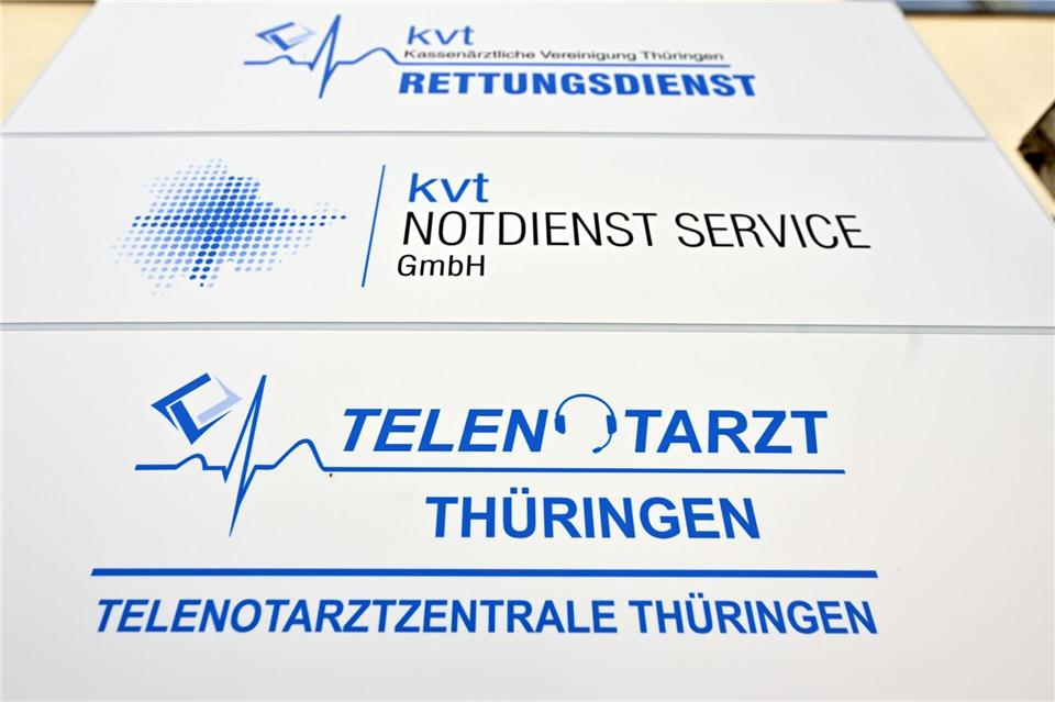 In Thüringen sind täglich rund um die Uhr zwei Telenotärzte verfügbar. Sie können für die digitale ärztliche Unterstützung für die Erstversorgung von Patienten herangezogen werden.Martin Schutt/dpa
