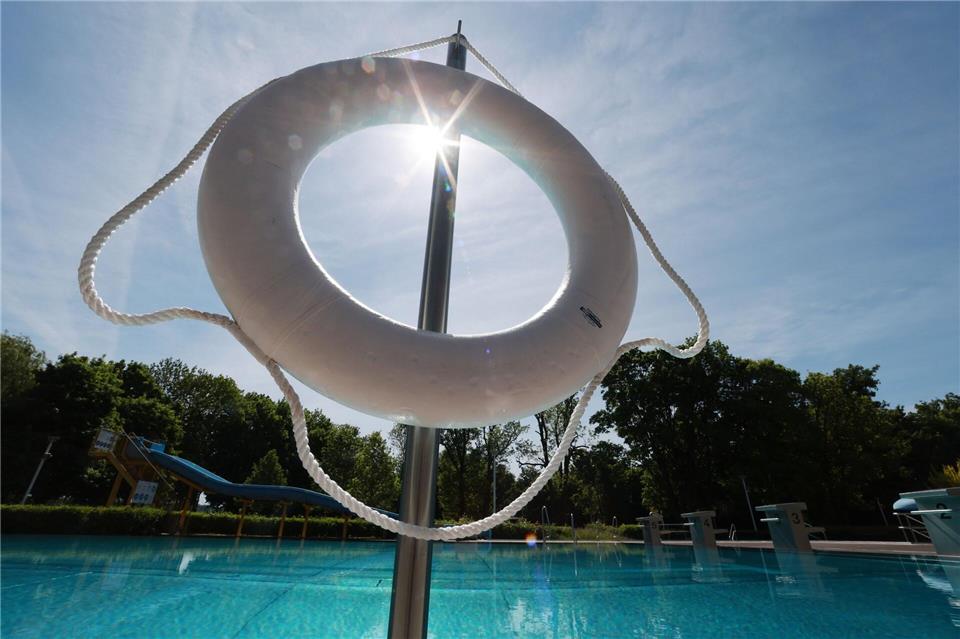 In Thüringen sind viele Freibäder trotz Fachkräftemangel bereit für die Sommer-Saison. (Archivbild)Bodo Schackow/dpa
