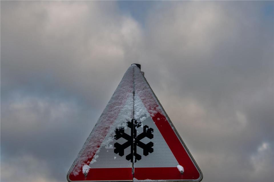 In Thüringen werden Schneefälle und winterliche Straßenverhältnisse erwartet. (Symbolbild)Stefan Puchner/dpa