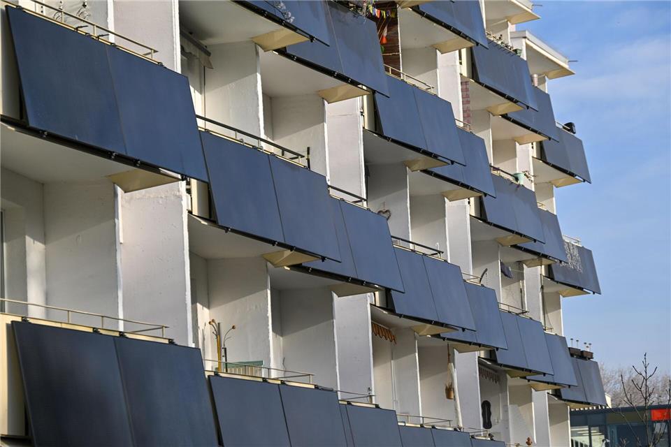 In Thüringen werden vor allem Balkonkraftwerke installiert. (Archivbild)Martin Schutt/dpa