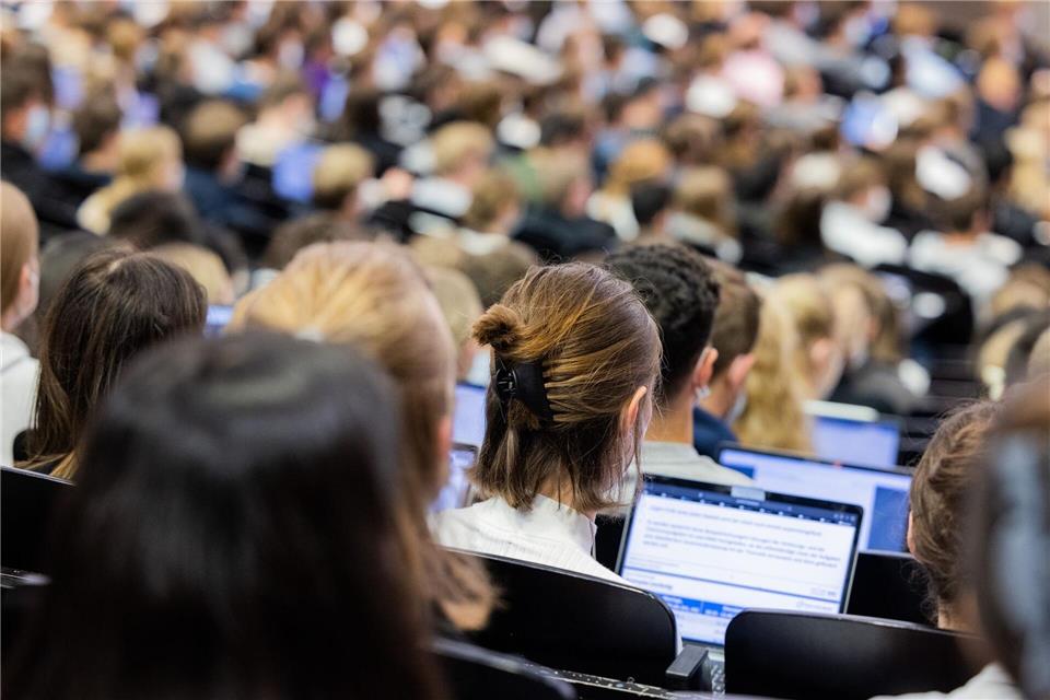 Nicht ganz ein Drittel der Hochschulprofessuren für Frauen In Thüringen wird knapp jede dritte Professur an einer Hochschule durch eine Frau besetzt. (Symbolbild)Rolf Vennenbernd/dpa