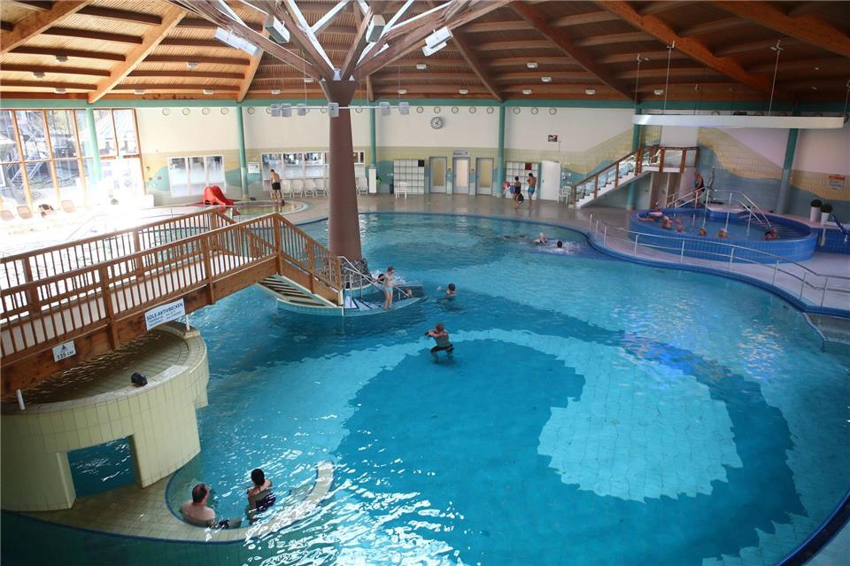 Bäder in Not: BSW will über Verkleinerungen reden In Thüringen wird über den Erhalt von bedrohten Schwimmbädern diskutiert - hier das Bad in Bad Salzungen. (Symbolbild)Bodo Schackow/dpa-Zentralbild/dpa