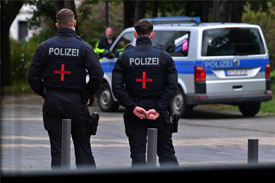 In Thüringen wurden im vergangenen Jahr 172 Polizeibeamte im Einsatz verletzt, davon wurden 128 als Dienstunfälle anerkannt. (Symbolbild)Martin Schutt/dpa