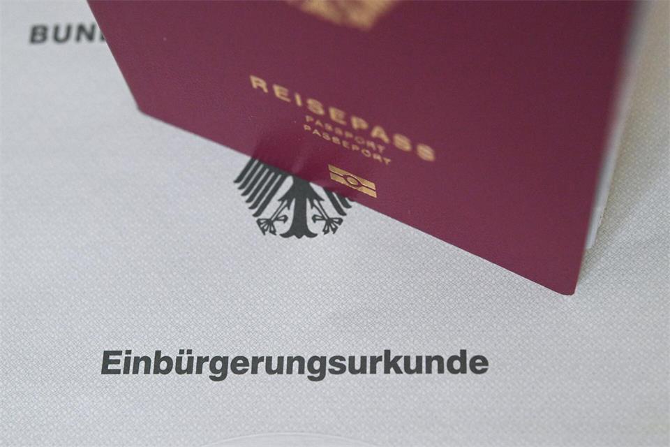 In Thüringen wurden im vergangenen Jahr 3.683 Menschen eingebürgert. (Symbolbild)Marijan Murat/dpa