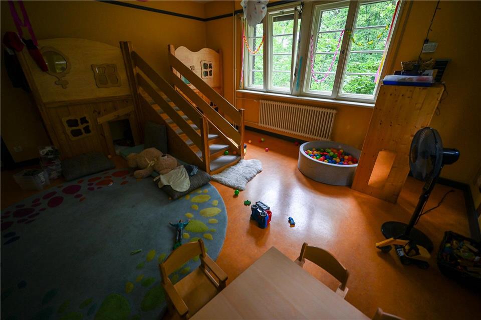 In Thüringens Kindergärten bleiben immer mehr Plätze frei. (Symbolbild)Jens Kalaene/dpa