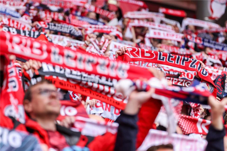 In Torgau ist ein Fan des Fußball-Bundesligisten RB Leipzig von vier Männern attackiert worden (Symbolbild). Jan Woitas/dpa