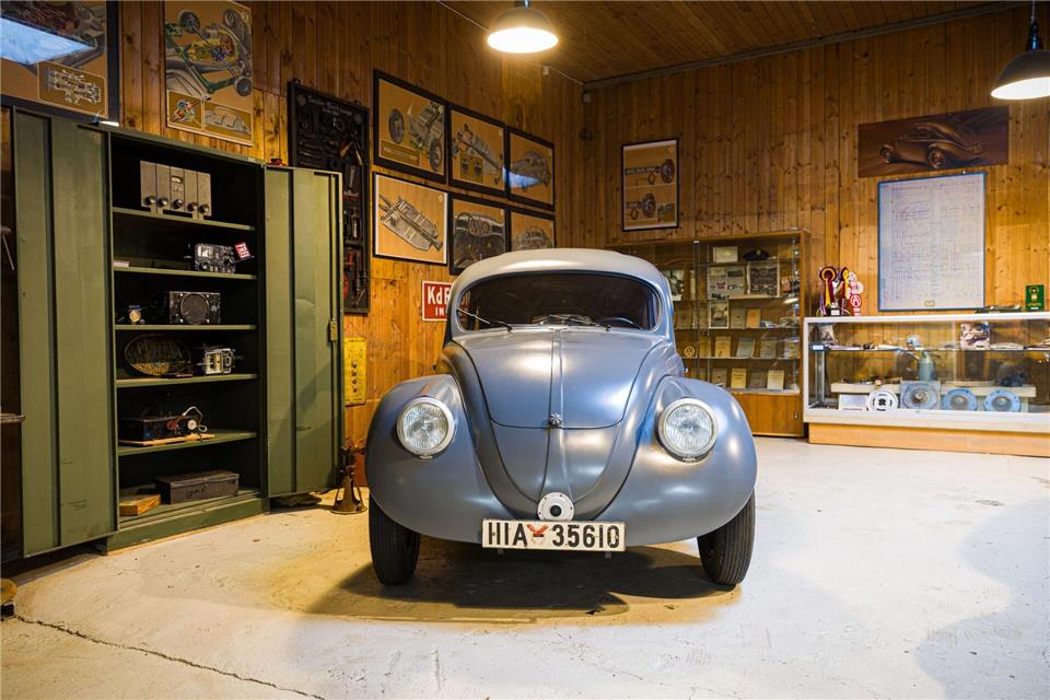 Ältester VW Käfer der Welt fährt wieder In Traugott Grundmanns Ausstellung hat das Auto einen besonderen Platz. Moritz Frankenberg/dpa