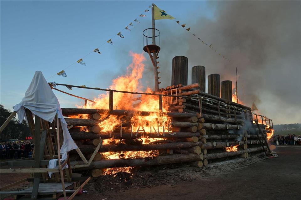 In Trechwitz fand auch in diesem Jahr auch ein großes Osterfeuer statt. Michael Bahlo/dpa